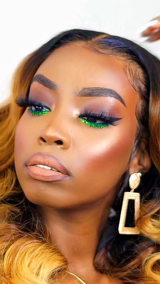 A @juviasplace face will never get old🎁🎄✨
•
•
•
#juvias #juviasplacepartner #holidaylook #toastymakeup