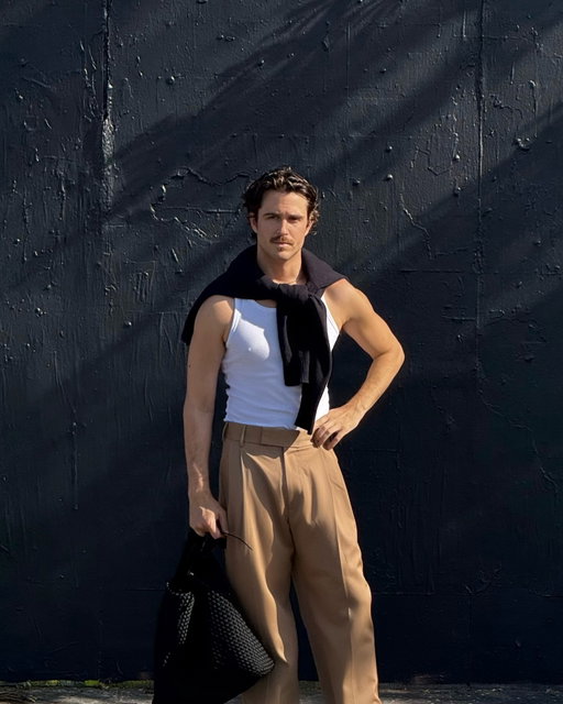 2025 looks wrapped 🤝🏻
Gravitating back toward classic silhouettes, seen through a more relaxed lens.
Drowning in flowers lately, but ready to share more style again soon xx