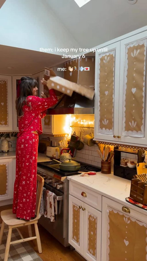 i like to keep it moving & start the new year fresh + I’m off to Florida for my brother’s New Year’s Eve wedding, and didn’t want to come back to such a big to do list - so goodbye Christmas! ✌🏼💨❤️💌 do you leave it up, or is it already down?