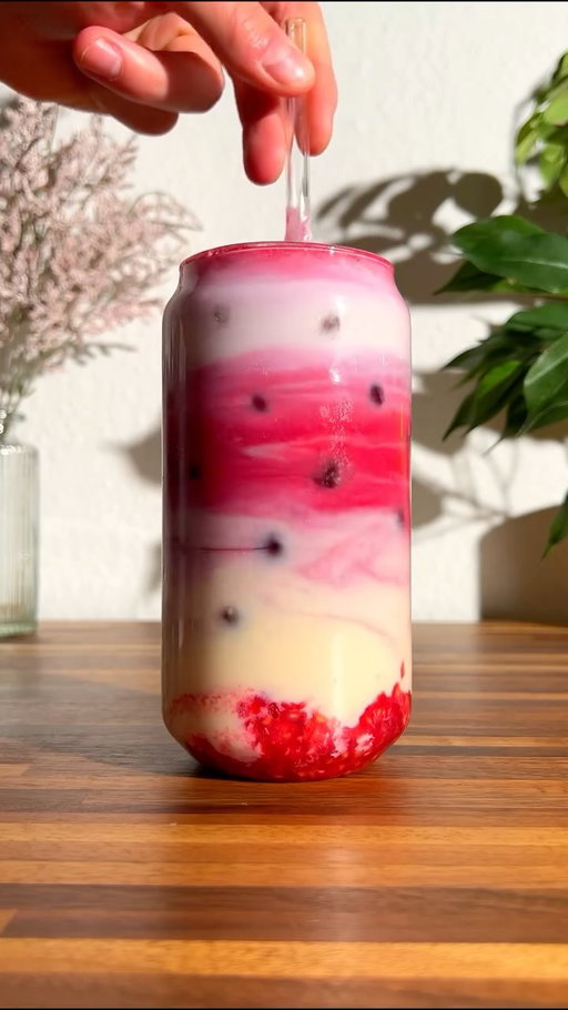 Red Matcha Latte 👀❤️ Recipe👇🏽

If you want to make delicious coffee at home: comment „book“
and I send you my FREE ebook with 5 dangerously delicious recipes + brewing instructions 😍

“Red Matcha” is matcha-like ground hibiscus tea. 
I actually really like its taste (fruity, tart & a bit floral) and the color is 10/10 😍
This was one of my most liked recipes from 2025 and this 1/14 of my recap repost. 

Recipe:
- add raspberries to your glass and muddle them
- add ice 
- 150 ml/ 5 oz of your milk of choice 
- whisk 1 tsp of hibiscus matcha with 80 ml of water
- add the “red matcha” on top of your milk 
- froth together:
* 2 tsp of mascarpone
* 15 ml/ half oz of simple syrup (or agave syrup)
* 90 ml/ 3 oz of milk
- optionally top it with whipped cream and more hibiscus matcha powder

That’s it. Enjoy! 😁

#matchalatte #redmatcha #hibiscustea