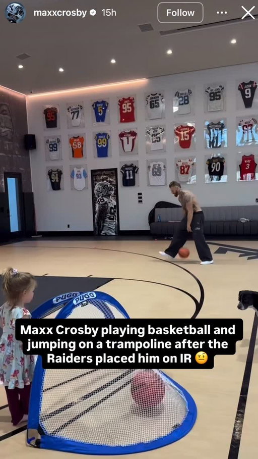 Maxx Crosby posted videos of him playing basketball and being on the trampoline after the Raiders placed him on IR 😬
[via @maxxcrosby]