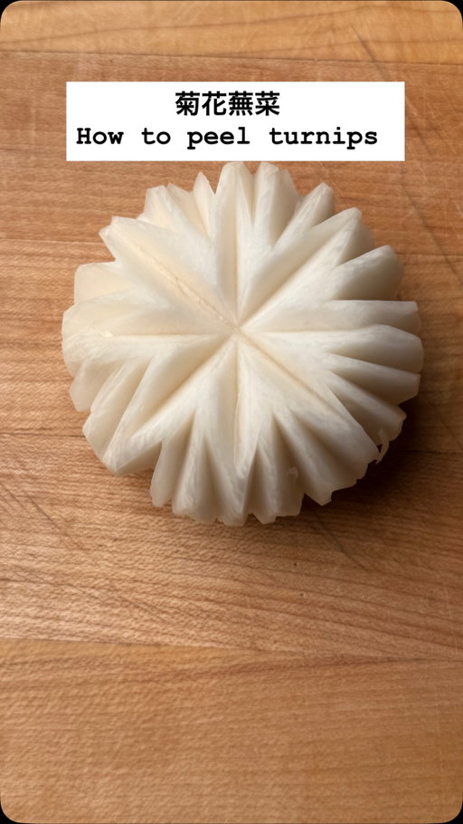 Japanese peeling goes back to the Edo period and it’s still alive today.
Today we’re turning turnips into a chrysanthemum blossom 🌼🔪
A little reminder that food can be art, and tradition can still feel modern. Enjoy this base cooking video 

#asmr #cooking