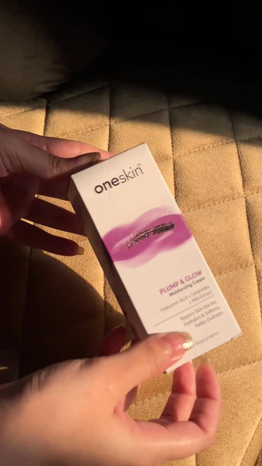 A deeply hydrating Plump & Glow moisturiser with hyaluronic acid to plump the skin and ceramides to strengthen the skin barrier, delivering lasting moisture, softness, and a healthy glow💧