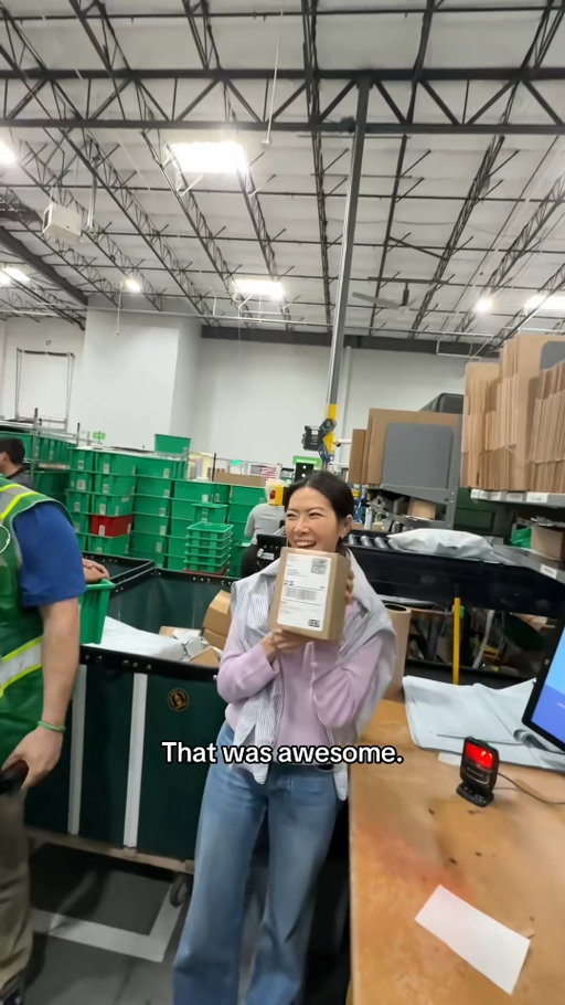 @priscilla.tsai used to pack 500 orders a day. She still got it! 🙂‍↕️⭐️ 

#founder #ceolife #warehouse #behindthescenes #packinganorder