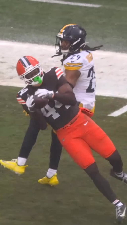 What an adjustment from @h.fanninjr on the @shedeursanders throw for the TD 😮‍💨

PITvsCLE on CBS/Paramount+
watch.nfl.com