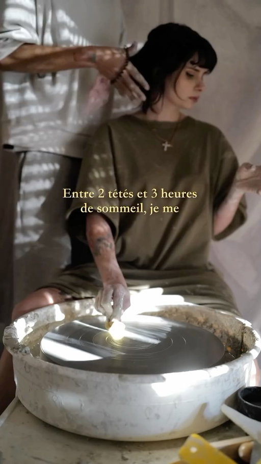Progression, chapitre 1. 🤍
J’ai failli m’inscrire à un CAP céramiste.
Pour le cadre, la deadline, l’obligation de progresser.
Puis j’ai réalisé que je pouvais peut-être créer mon propre cadre ?
Cette année, je tourne. Je documente. J’apprends. Avec vous comme témoins ? 
Pas de perfection technique. Pas de diplôme. Juste l’envie d’être meilleure au tour, à mon rythme, avec ma vie déjà bien remplie…
(Vos recommandations de ressources sur le tournage sont les bienvenues).