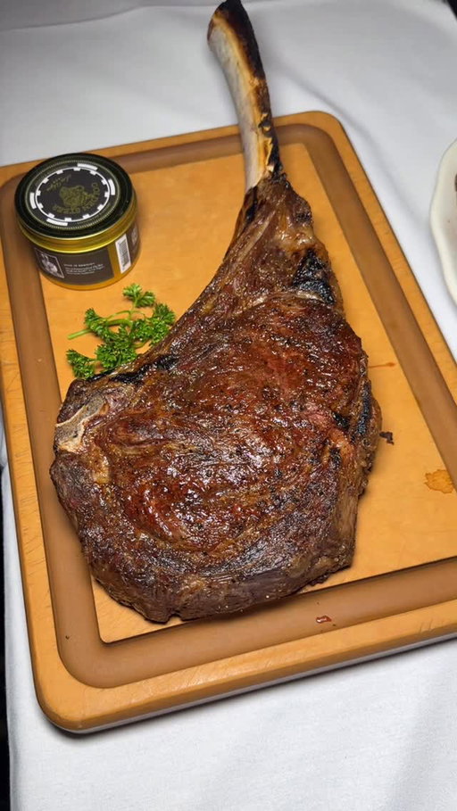 That one time we ordered every steak @goldensteerlv with @vegas! 🥩🥩🥩🥩🥩🥩