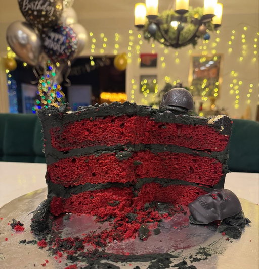 Contracted a neat viral plague for my birthday, but still got spoiled as hell 🖤🤘🏻Thanks to you all, I am SO looking forward to this next year!! Cheers!! 🥂 

🍰 credit: @ashkell83