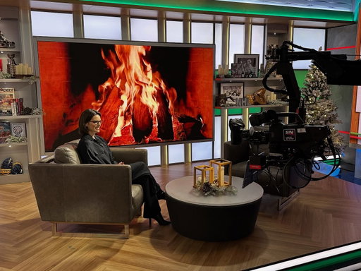 Happy holidays from my living room. 

📸: @friedgehnic (so he doesn’t sue me for copyright infringement)