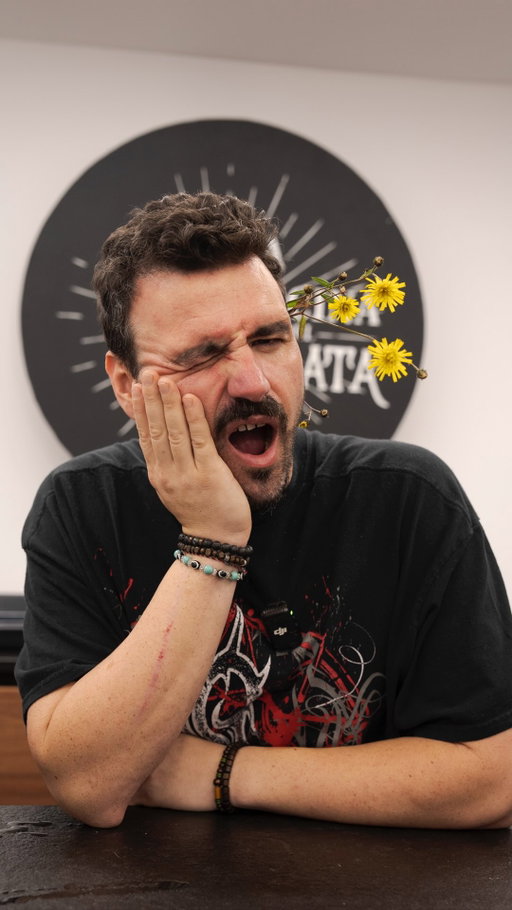 Lo importante en una relación es la comunicación.
Aunque a veces venga en forma de guantazo, pollo y flores.
Yo ya he firmado la paz.