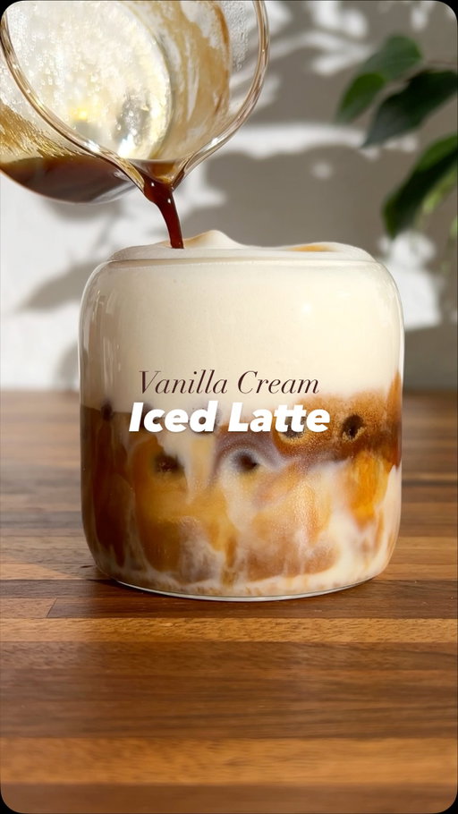 Vanilla Cream Latte 🤎 Recipe 👇🏽

If you want to make delicious coffee at home: comment „book“
and I send you my FREE ebook with 5 dangerously delicious recipes + brewing instructions 😍

2nd of my 14 recipes of 2025 recap is this classic reinvented: Vanilla Cream Latte! Comforting and sweet. 🤎🤍

Recipe:
- add 4 oz/ 120 ml of your milk of choice to your serving glass
- add half oz/ 15 ml of vanilla syrup 
* optional a pinch of salt to boost flavor
- froth for 1 min
- add ice cubes 
- brew an espresso on top of 1 tsp of sweetened condensed milk
- add the espresso into your foamy milk 

Thats it. Enjoy! 😁

#icedcoffee #icedlatte #vanillalatte #cafeconleche
