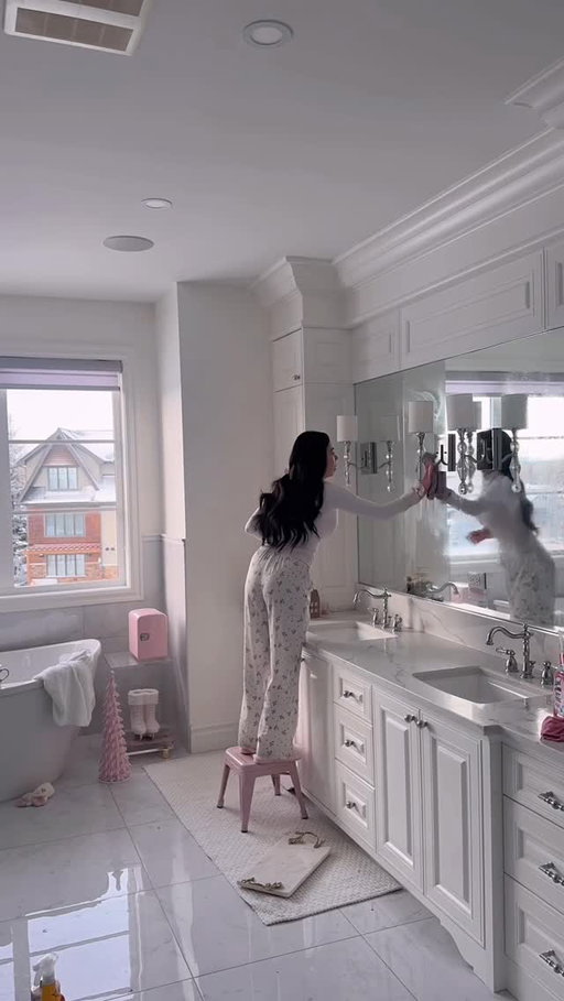 After the holidays = deep clean day🎀🧹✨
The whole house was amess and I needed that fresh start energy before the new year… so let’s reset together!🤍

Ps any guesses what I’m watching?😌

#cleaningday #home #pinkaesthetic