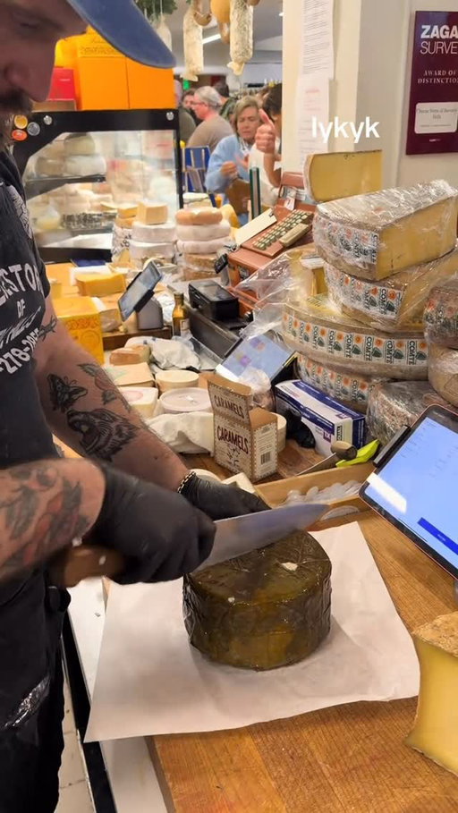Let’s cut open a wheel of Rogue River Blue! It’s aged, hand-wrapped in Syrah grape leaves soaked in pear spirits, giving it rich, fruity, and complex notes of vanilla, fig, and chocolate. #cheesestoreofbeverlyhills #cheesestore #cheesemonger #beverlyhills