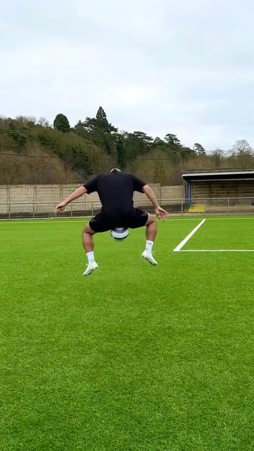 Had to try this one 😂🔥 @uncs37 #football #soccer #footballfreestyle