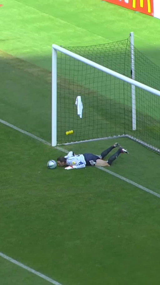 A unique way for Jörg Stiel to stop the ball 🤣