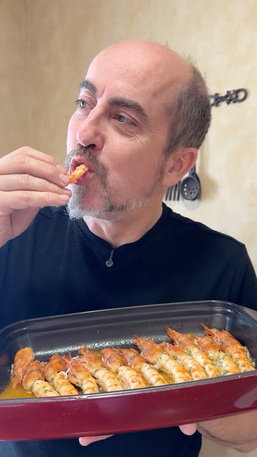 Gambones al horno súper jugosos!

Si eres de los que miden las recetas por el pan que mojas y lo que disfrutas cada bocado, ésta es tu receta. Unos riquísimos gambones al horno bien carnosos, jugositos y con una salsa para mojar pan sin control. Guárdate esto, porque cuando lo pruebes no vas a querer otra cosa… ya me lo dirás!
•
INGREDIENTES:
12 gambones congelados
3 dientes de ajo
½ limón
Perejil fresco
AOVE
Un poquito de vino blanco
Sal en escamas
*Muchísimo pan
•
Pela bien las colas de los gambones, dejando la cabeza y cola sin quitar. Extrae la tripita con mucho cuidado con la ayuda de unas pinzas de pescado y corta las patitas/bigotes del gambón, coloca sobre una fuente. Prepara un majado con ajo, perejil fresco, zumo de limón y aceite de oliva virgen extra.
•
Sala los gambones al gusto, extiende el majado por encima con una brocha y vierte un poquito de vino blanco. Hornea durante 12 minutos a 180º. Sirve recién hechos y prepara bien de pan para disfrutar esta receta al máximo. Es una auténtica pasada!
•
