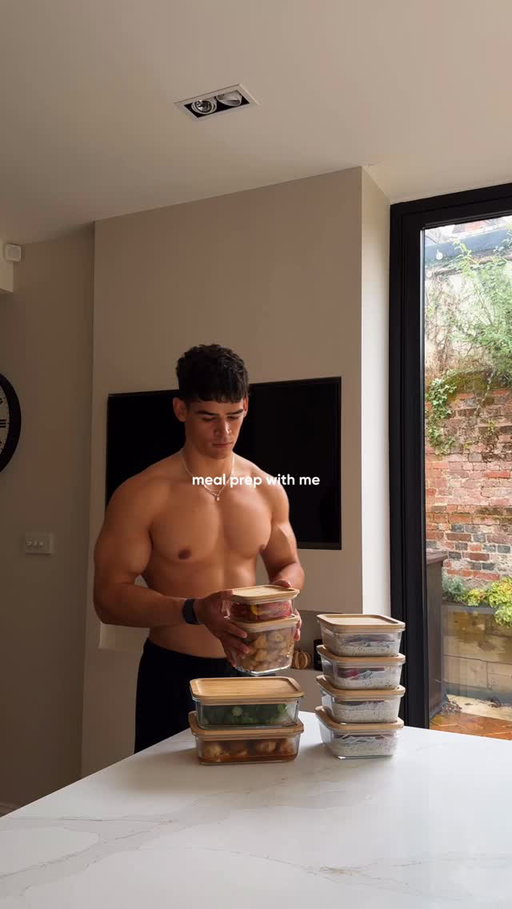 Meal prep with me 🧑🏽‍🍳 @levelupelliotbfit 

I think often meal prep can be over complicated and seem harder than it needs to be. You don’t need to be making all your meals for the week, instead you can prepare some cooked ingredients that you can pick from to build your meals.

This helps not only ensure you stay on track with your eating but also still gives you some flexibility with the meals you actually eat (depending on what you prepare).

If you want 30 days of my help for free comment ‘30days’ and i’ll dm you the info 👊🏽