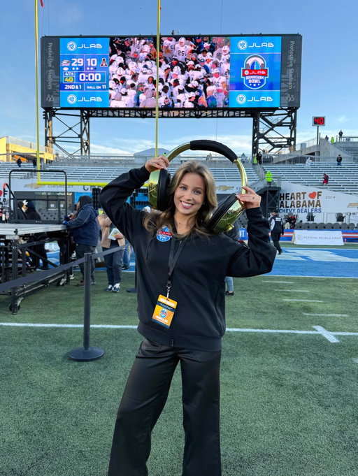 Just a girl and her gold headphones 🙂‍↕️ 

Had the time of my life with the @jlabbirminghambowl! Thank you for the opportunity to be part of the crew! Bowl szn >>>>>> 

#birminghamalabama #birminghambowl #bowlseason #collegefootball