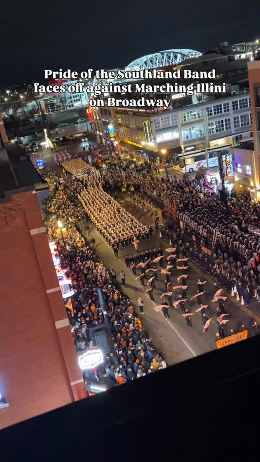 We love a good band battle on Broadway! 🥁🎺

Welcome to Nashville, @utbands @marchingillini 🤠