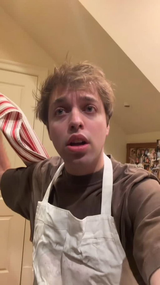 yes he does the cooking yes he does the cleaning 👏 #strangerthings