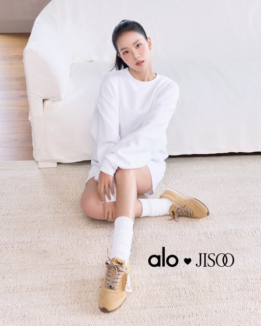 Step into the next chapter of the Sunset Sneaker with ALO + @sooyaaa__. Coming soon in Caramel Cream.
1.8.26 9am KST.