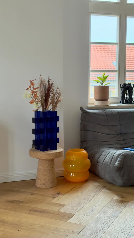 *Anzeige | Probably the heaviest vase I’ve ever held in my hands. But totally worth it — just look at this beauty. 😌 @fundamental.berlin 💐

#interiordesign #vase #glassdesign #unboxing #midcentury