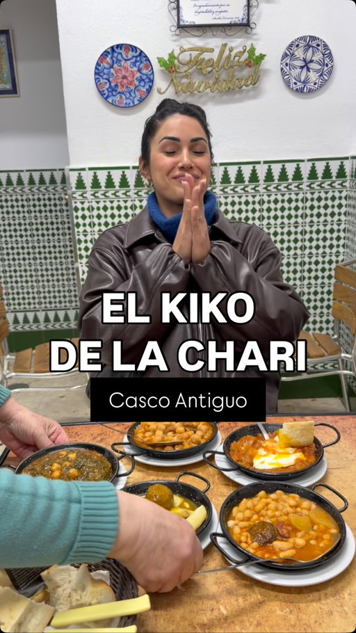 Bares que forman parte de la ciudad tanto como sus calles, y ese es el Bar Kiko de La Chari 👵🏽❤️ @barkikodelachari 
📍Calle Herbolarios (1’ desde la plaza del pan) Sevilla
Trabajadora incansable y desprendiendo cariño a todos sus clientes, ella te conquista por su alegría y platos.
Qué suerte el que pille esas lentejas el día 31! 🤎🤎 #sevilla #tradicional #guiso #bares #restaurant
