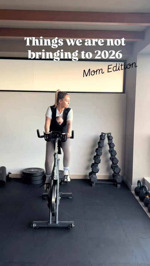 Dear new moms:
Let’s leave the pressure, comparison, and guilt in 2025 — and bring strength, patience, and consistency into 2026.
Comment ❌ if you’re leaving those behind too and if I forgot anything 🙅🏼‍♀️?
Us at @ownuapp really stand for building habits, no quick fixes, for a strong and healthy body. 
Join us for fun workouts together in 2026🥳 6- week strong challenge starting january 5th and we celebrate with up to 40% off.

#ownu #2026 #fitmom #mombody