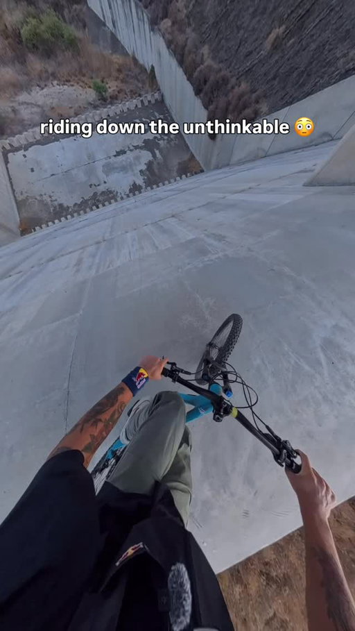 steep is an understatement @boraltintash 😅 

#Bike #MountainBike #MTB #RedBull #GivesYouWiiings