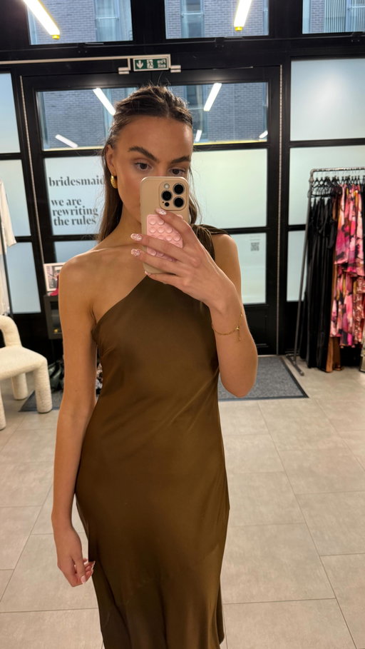 Meet the Raye Dress: one piece, endless styling potential.
Catch Fran breaking down her favorite ways to wear it, and pre-order yours now. ✨

#ChocolateBrown #Bridesmaids #WeddingGuest