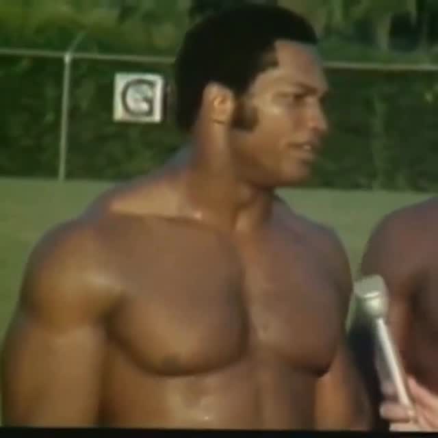 A 21 year old Ron Simmons at FSU being interviewed Bobby Bowden. Also football highlights of him. 

Now, I get why people say if you look at Randy Orton, he’s the complete package as what a pro wrestler would look like, but Ron Simmons was on another level. He looked like a superhero for real. In fact, he is a superhero.

@ronsimmonsofficial 

#ronsimmons #prowrestling #fsu #football #wwe