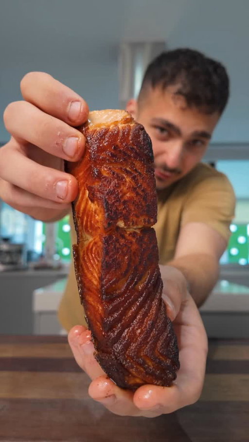 You’ve been cooking salmon wrong!

That’s it! My no. 1 most viewed video of 2025. Over 40 million views all together. Happy new year 🥳 

#food #recipe #cookinghacks #stainlesssteelpan #salmon