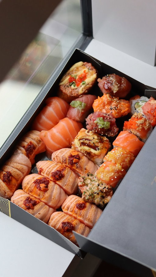 One of my favorite sushi spots, FOB Sushi, is celebrating their 2-year anniversary with 20% off all sushi from Jan 1–15! Honestly the best way to kick off the new year 🍣🎉

They already have some of the most affordable sushi at $14.99 per pound, and that price hasn’t changed since day one.

Expect long lines, guys! Worth it though 🍣 

📍Fob Sushi,
2101 4th Ave, Seattle, WA 98121
333 108th Ave NE, Bellevue, WA 98004