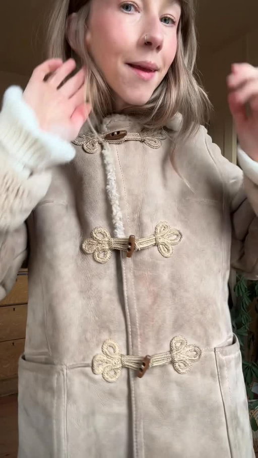 found my DREAM vintage coat last month at a christmas market 🤩

#vintagecoat #thriftfinds