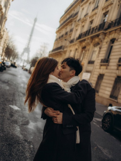 You and me, Paris? 🥂🇫🇷
2025嘅最後一個月，買咗張巴黎火車票就話走就走。

原本以為聖誕節嘅巴黎一定好浪漫，
點知真係好鬼凍🥶
凍到只想留喺室內，
行路行到懷疑人生，
就算見到好靚嘅鋪頭，都只係想坐低飲杯熱嘢。

不過無論點，Paris 仍然咁靚，
而我隔離果個仍然係你，就已經夠了🧡

Happy New Year ✨🥂 @cheuk.wissen 

#parisphotoshoot #paristrip #parisblog #英國生活 #巴黎鐵塔 #eiffeltowerparis