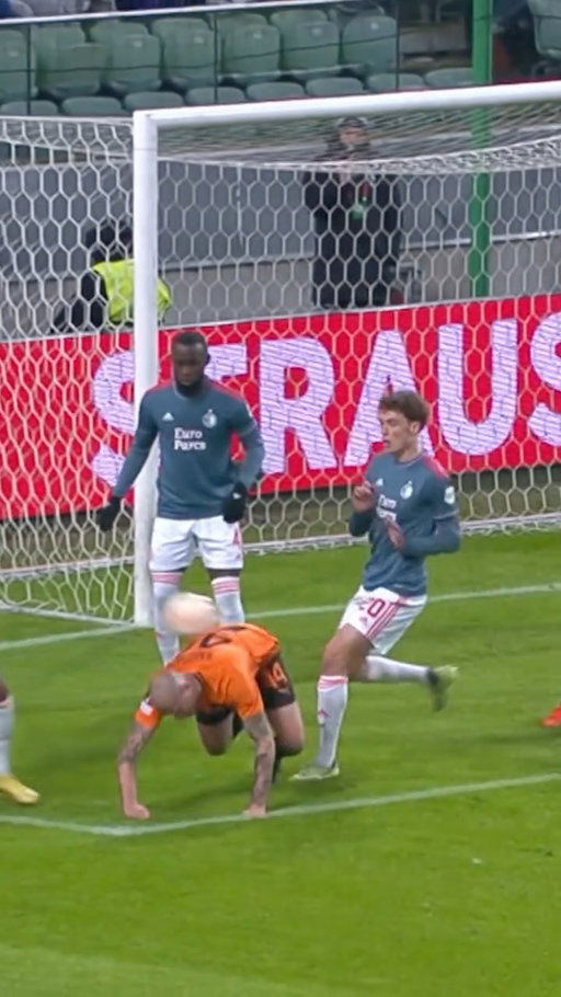 How do you explain this goal? 😅

#UEL