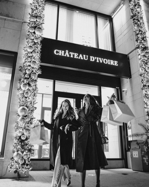 Pour clore décembre, on célèbre ce qui compte : les retrouvailles, les toasts, les promesses, et les pièces qu’on choisit de porter. Nous sommes là pour accompagner vos fêtes de fin d’année et prolonger l’éclat bien au-delà du calendrier. 

.

To close out December, we celebrate what matters most: reunions, toasts, promises, and the pieces we choose to wear. We are here to carry you through the season, and let the glow linger long after the night ends.