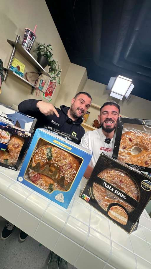 Último Huffeando con Pablo de 2025 con uno de los especiales más esperados de siempre: probando los roscones de reyes de nata de supermercado, concretamente de Mercadona, Aldi, Carrefour, Lidl, El Corte Inglés y Dia. Los precios oscilan entre los 7 y los 18 euros, ¿cuál es el mejor de todos?

#roscon #nochedereyes #tradicion #supermercados #cenandoconpablo