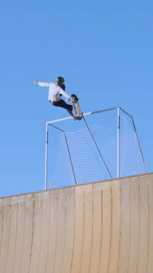 A clip that properly closes out the year 🤯 @TomSchaar

Blunt kickflip to fakie on the goalpost. Nuff said 😤

#MonsterEnergy