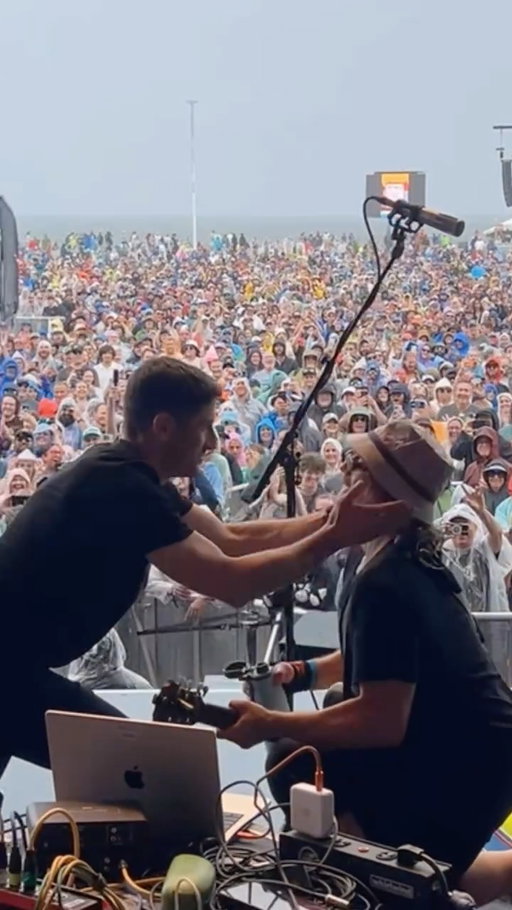 One of our favorite moments of the year 🖤
25 years after starring in the “Teenage Dirtbag” video, Jason Biggs stepped on stage for a full-circle moment we’ll never forget at Ocean’s Calling!
