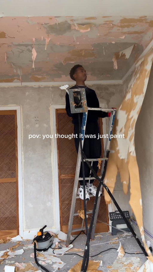 the only thing worse than wallpaper on the walls is wallpaper on the CEILING! 😩

I really thought I’d be able to come in, give it a lick of paint and be done but the previous owners had other plans. 

#homerenovation #interiordesign #diy #wallpaper #budget