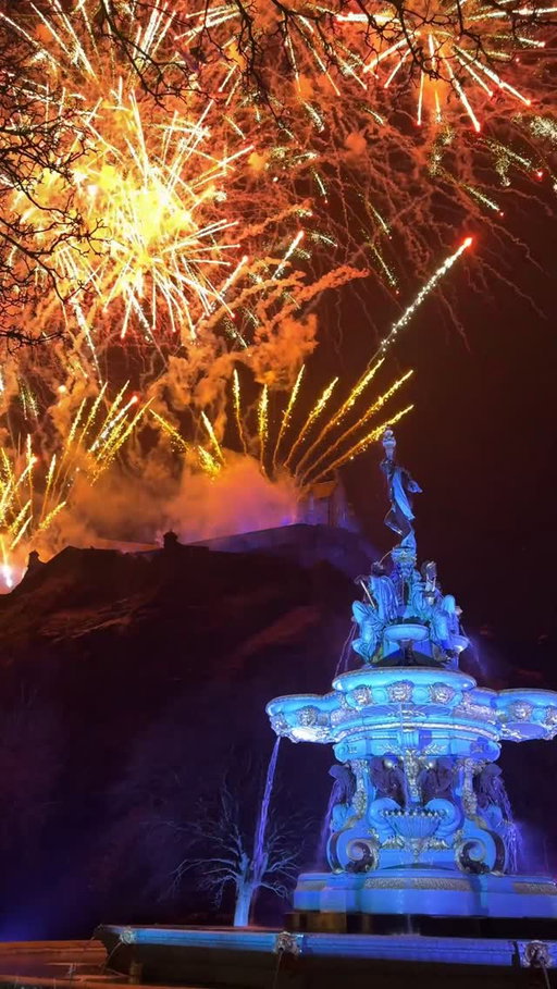 Happy Hogmanay, everyone! Slàinte mhath! 🥃🎇 Who's hoping for a trip to Scotland in 2026?! 🙋

📍 Ross Fountain & Edinburgh Castle, Edinburgh

#Scotland #VisitScotland #ScotlandTravel @thisisedinburgh
