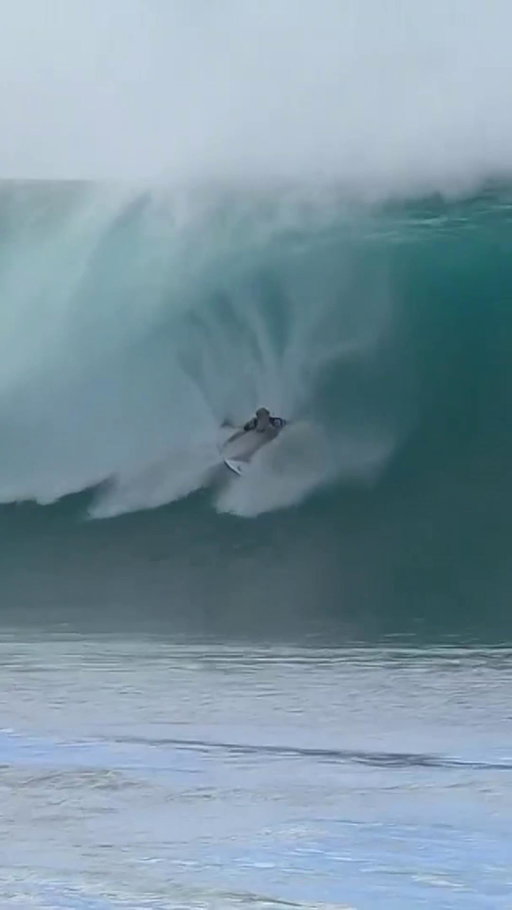 No better way to finish off 2025 than with a perfect Pipe barrel and a huge spit straight into 2026 🌟