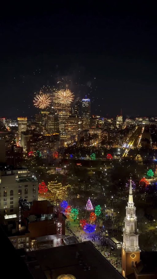 Tonight in Boston 🎆🥂 Hello 2️⃣0️⃣2️⃣6️⃣ and Happy New Year to all 🥳

📸: @carruthers2