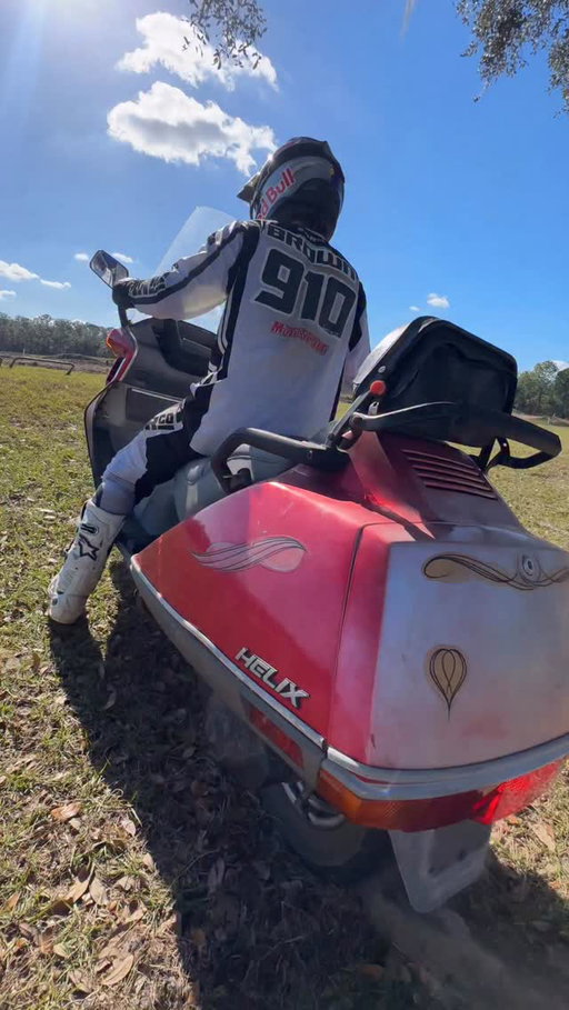 New year, new me, same old bikes 🤠 Quick test day on the 1987 Honda Helix scooter before A1. Does the suspension need stiffer or softer? Hoping this rebound works good in the SX whoops 😜 @thefarmdadecity 📍 @redbullmotorsports @redbull @motosportinc @rdrco.inc @bbrmotorsports @allballsracing_ #honda #scooter #hondahelix