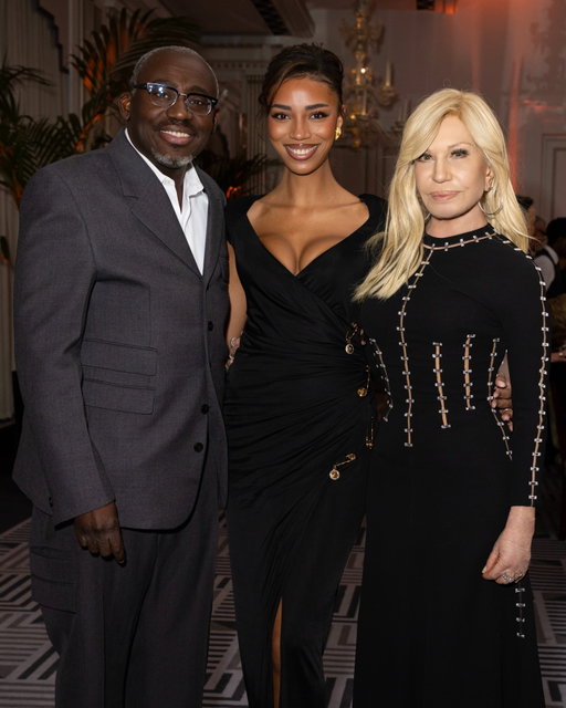 Entering 2026 in @versace with some very special people… thankyou @edward_enninful & @donatella_versace for such a special New Year’s Eve 🖤 forever grateful xx

photography @aarcheos
hair @jayb.hair