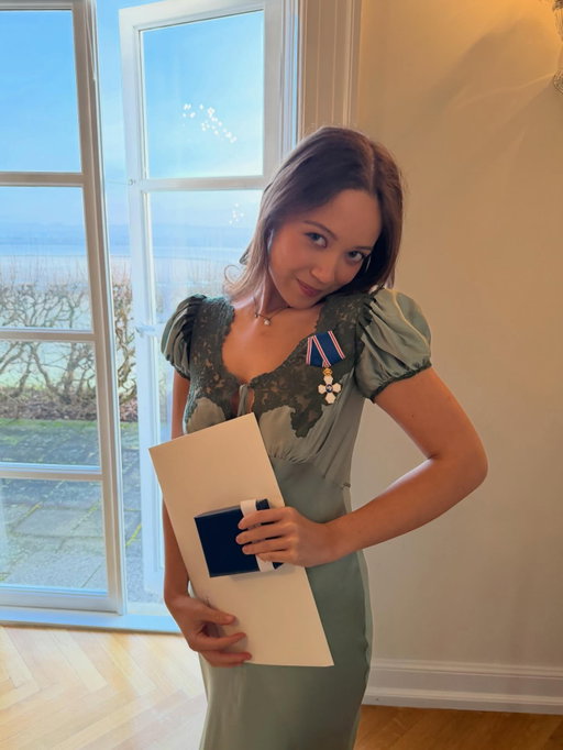 Today I had the honor of receiving the Icelandic Order of the Falcon from our madam president Halla Tómasdóttir. As you all know I’m so deeply proud of being Icelandic and proud to be a part of such a strong, intelligent and artistic population (that is led by remarkable women!!) 🇮🇸 Takk kærlega @hallatomas fyrir þennan heiður! Ég get ekki hugsað mér betri leið til að byrja árið 💫

This new years day has brought on a lot of emotions and I’ve been trying to find the right words to thank you all for such a wonderful year. It’s quite tough to summarize such a busy and beautiful year of life! I released an album, went on my first arena tour, started a foundation and introduced a bunny rabbit to the world! I want to thank each and every one of you for all for the kindness and support you show towards me and my art every single day. I look forward to more adventures with you in 2026…I love even years!!!