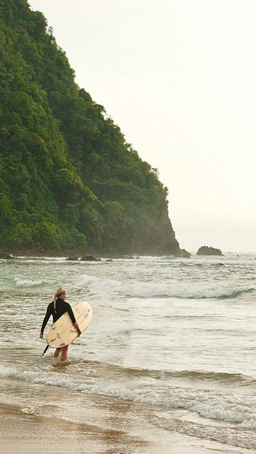 Sooo you free this weekend or what? 

Shoutout to @mojo.surf for helping me get over my fear of taking some tumbles, as long as I hold my nose im good!

#surfergirl #surfislife #dateidea #wipeout #surfwipeout