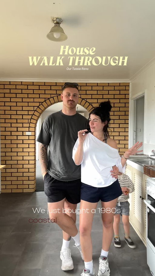 ✨ Hour Tour ✨
A walk through of the main level of our new house 🏠 

We will painting, be adding all new flooring, new kitchen, internal stairs to connect both levels and a full bathroom makeover.. 

Sooooo excited 

#renovation #reno #renocontent #tassiereno #tasmania