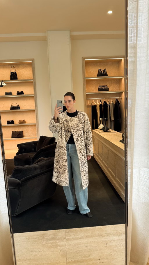 My vibe for 2026 🤍 Staying focused on high-quality, timeless pieces with beautiful silhouettes and luxurious materials. Keeping a clean, neutral base that feels calm, elevated, and cohesive. Wearing jewelry with a story, pieces that carry meaning, memories, and intention.
